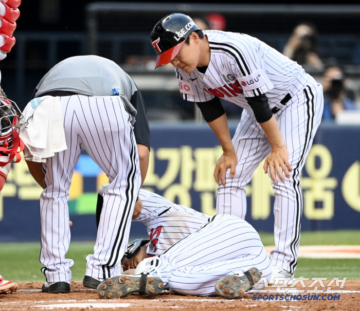[포토] 투구 손등에 맞은 구본혁, 큰 부상이 아니길