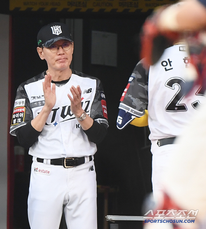 [포토] 안현민 맞이하는 이강철 감독