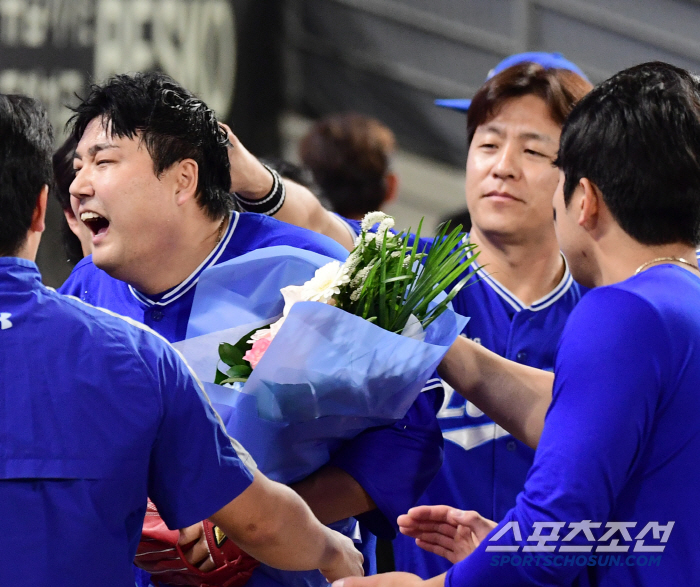 '경기 도중 물세례?' 6시즌 연속 두자릿 수 홀드 대기록 김태훈, 이닝 종료 후 동료들의 시원한 축하[광주현장]