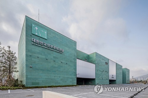 창원 '민주주의전당', 부적절 인사 포함한 운영자문위원 도마