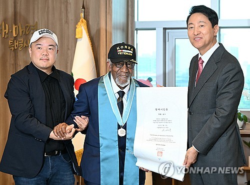 오세훈 시장, 한국전쟁 참전 미국인 만나 명예시민증 전달