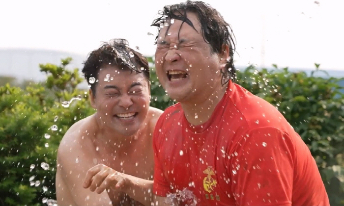 충격에 휩싸인 '나혼산'...전현무·구성환, 웃통 벗고 초밀착 '시선 강탈'