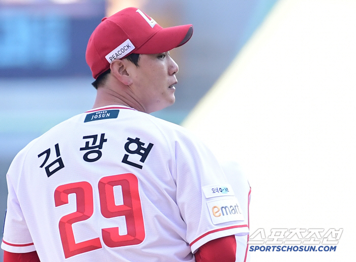 '리빙 레전드 대우 확실히 한다' SSG, 김광현과 2년 36억원 비FA 다년 계약