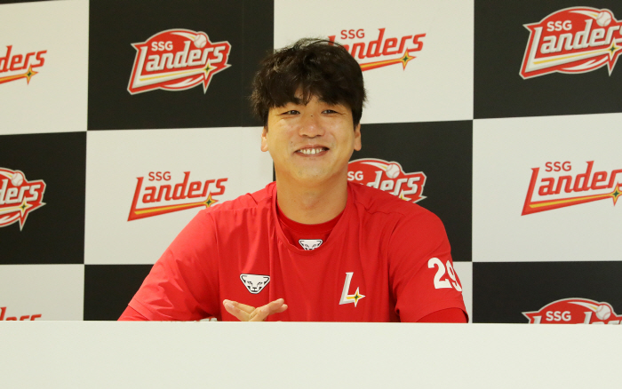 "양현종과 라이벌?" 통산 257억 → SSG 종신 선언…김광현의 속내 …