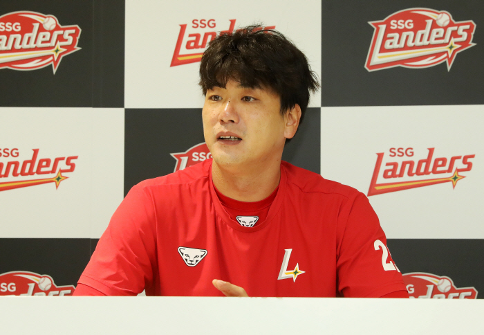 "양현종과 라이벌?" 통산 257억 → SSG 종신 선언…김광현의 속내 …