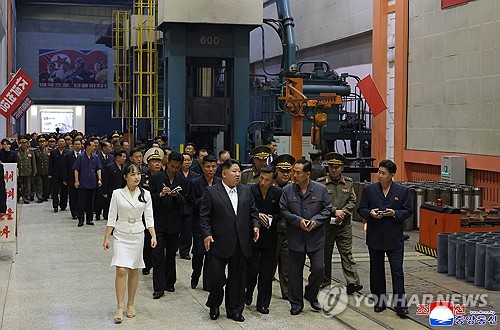 김정은, 군수공장 시찰…"현대전 맞는 신형 포탄생산 늘려라"