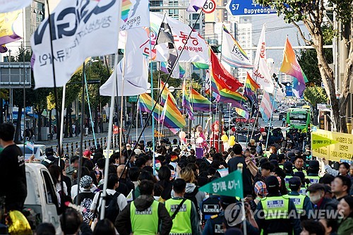 서울 도심서 퀴어 축제 "오늘만큼은 '나 여기 있소' 할 수 있다"