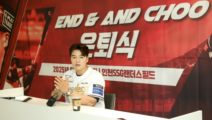 "마 울지말고 말 똑띠해라!" 이대호가 추신수 은퇴식에 전한 조언 [기자회견 전문]