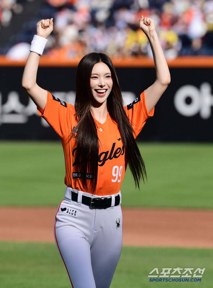 '충청의 딸' 아일릿 윤아, 독수리 유니폼 풀 장착하고 '생애 첫 시구', 승리 기원하는 힘찬 투구