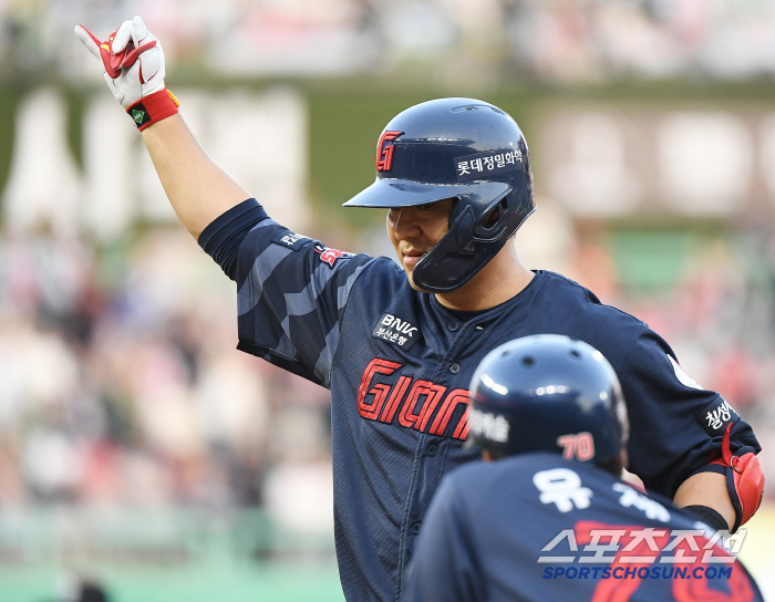 형들 미쳤다! 전준우+김민성 4타점 롯데 → '추신수 은퇴식' SSG 4-2 꺾고 3연승 질주!