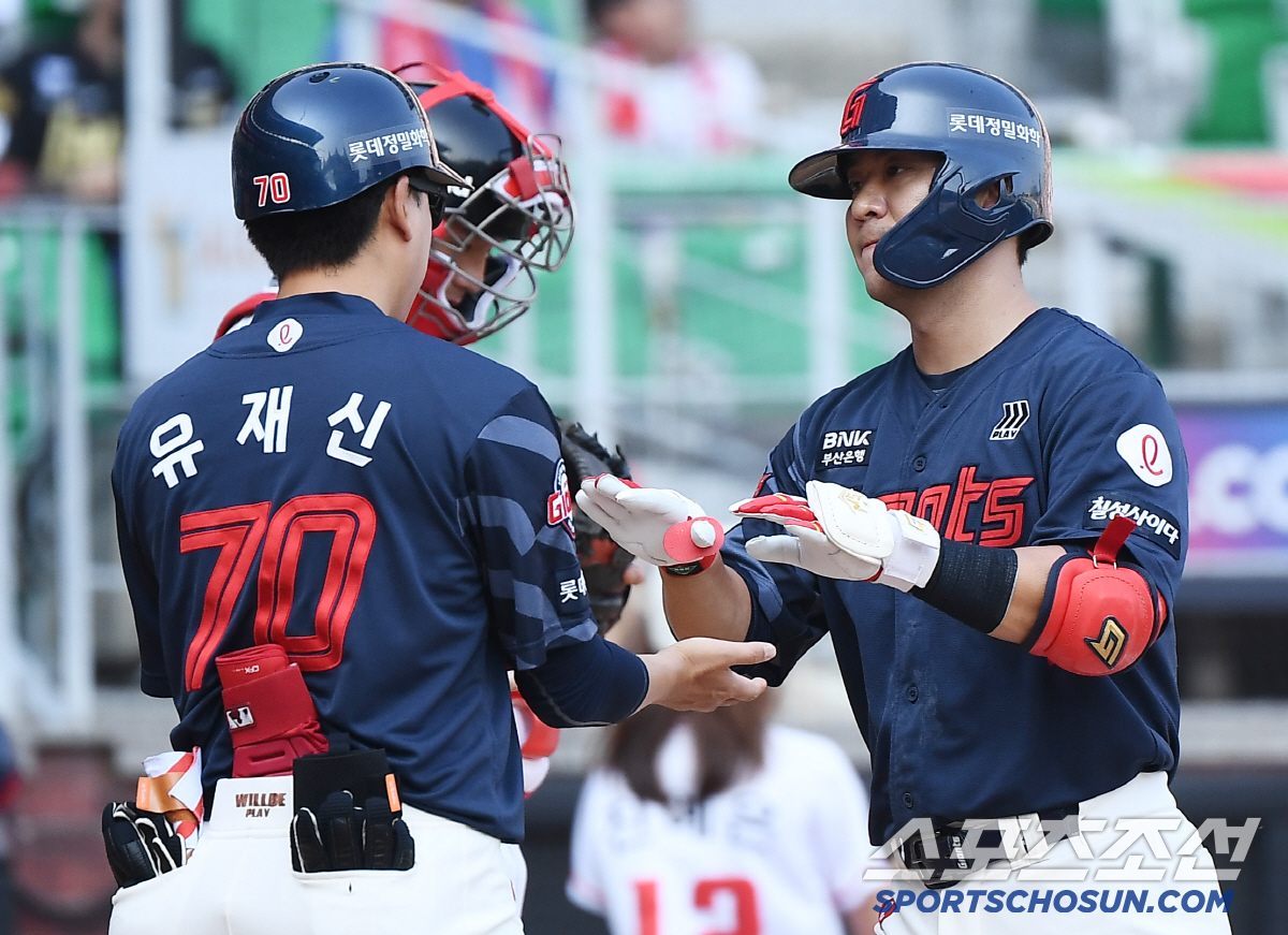 형들 미쳤다! 전준우+김민성 4타점 롯데 → '추신수 은퇴식' SSG 4…