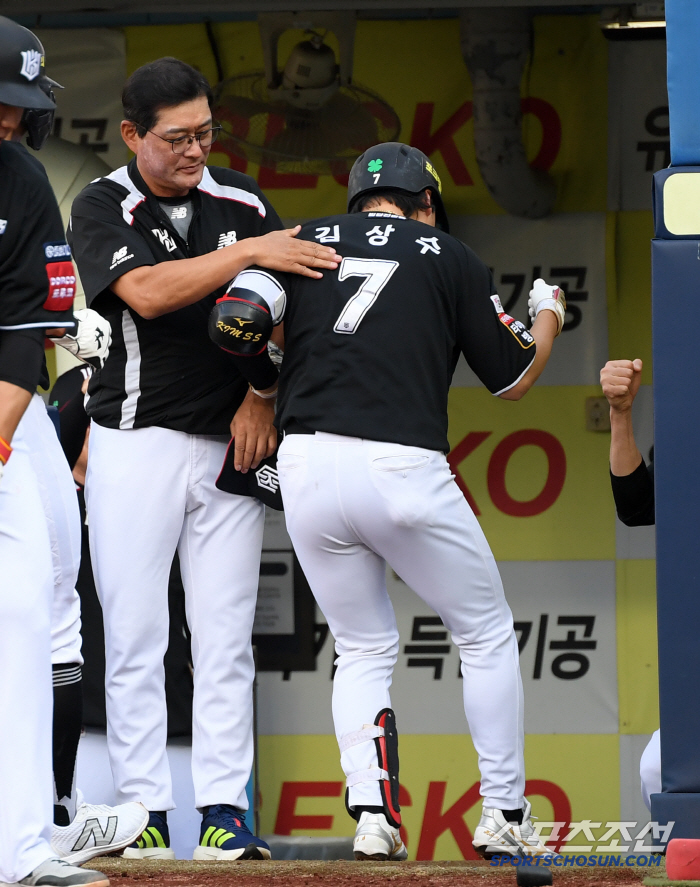 바람의 아들에게 폴더 인사받은 선수...홈런 약속 지킨 김상수 향해 90…