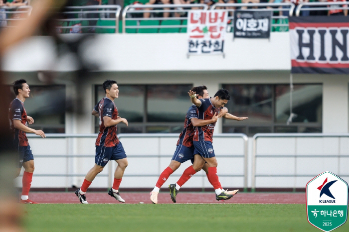 [K리그1 리뷰]"천적은 천적이다" 김천, 이동준 결승골로 포항에 1대0…