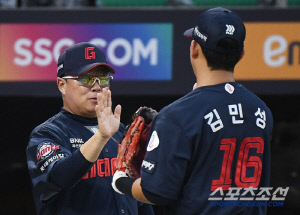 '겸손 또 겸손' 롯데 김민성, 37세 베테랑 이 맛에 쓴다! → 