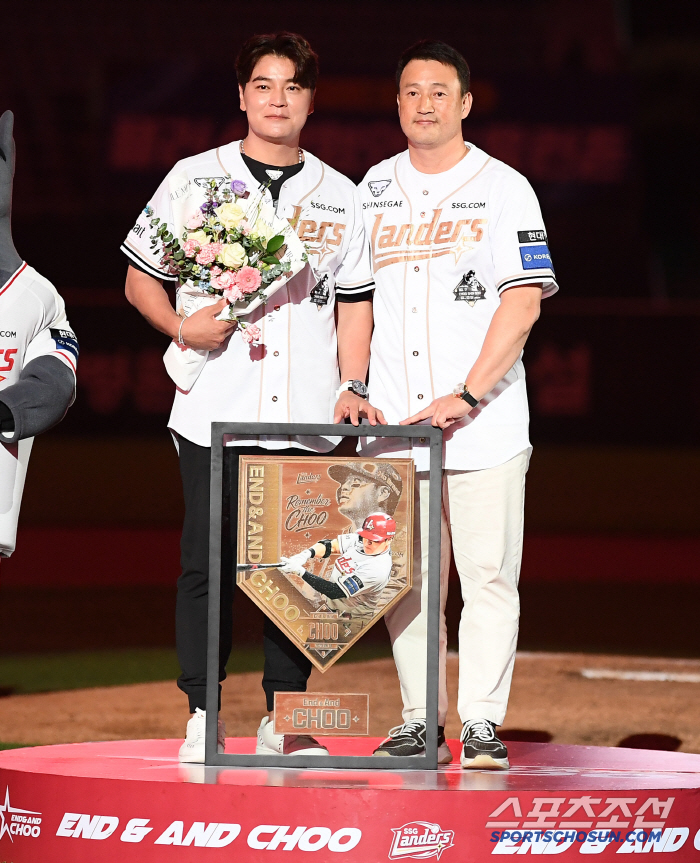[포토] 추신수 은퇴식 축하하는 김재현 단장