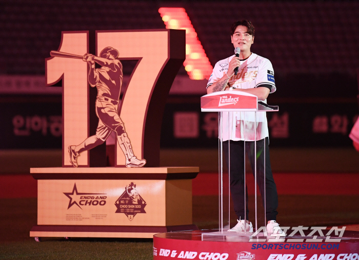 "4년 밖에 안 뛰었는데.." 추신수 성대한 은퇴식 → SSG '컬쳐 체인저' 예우 제대로 해줬다