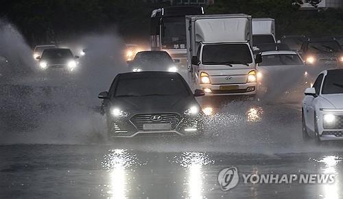 전국 곳곳에 비…낮 최고기온 32도로 '무더위'