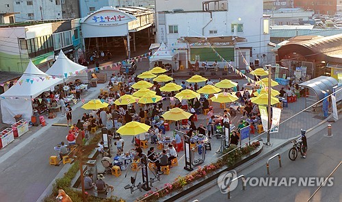 불 꺼진 동해시 구도심 시장광장에 1천여 명이 다녀갔다