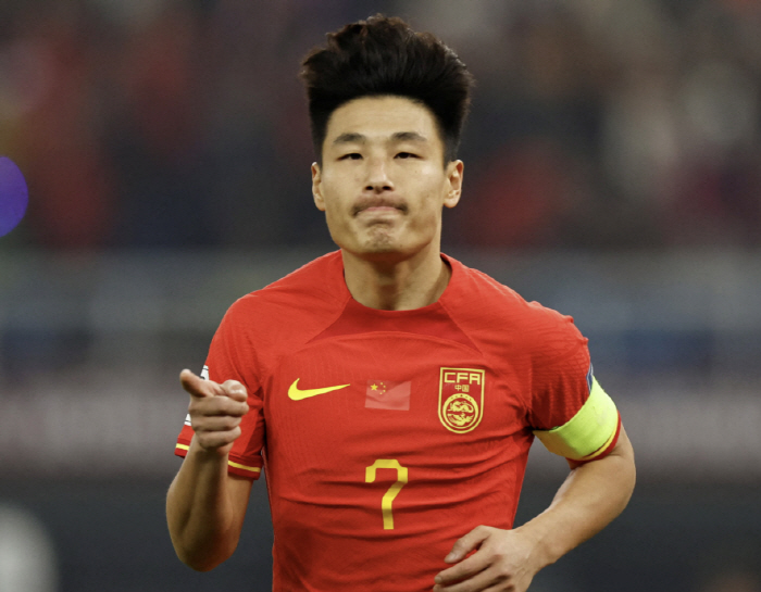'14억 中 축구 팬 마음 와장창'...'중국의 손흥민' 월드컵 한 번 못 뛰고 떠난다, '대표팀 은퇴 임박'→