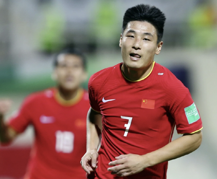 '14억 中 축구 팬 마음 와장창'...'중국의 손흥민' 월드컵 한 번 …