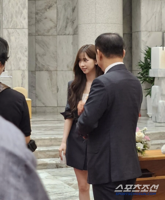 청순한 카리나, 결혼식 떴다! 친언니 예식 참석한 '역대급 여동생'