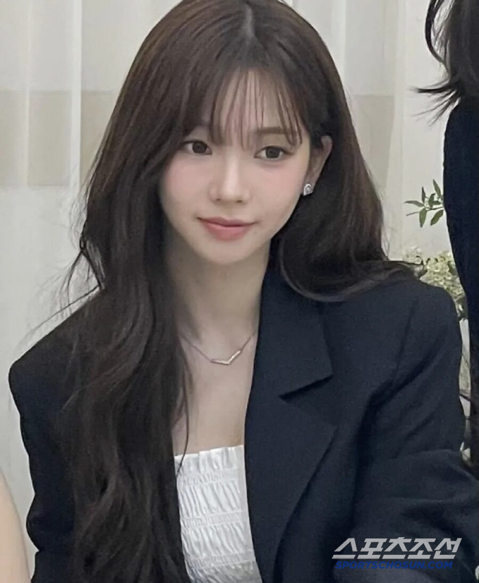 청순한 카리나, 결혼식 떴다! 친언니 예식 참석한 '역대급 여동생'
