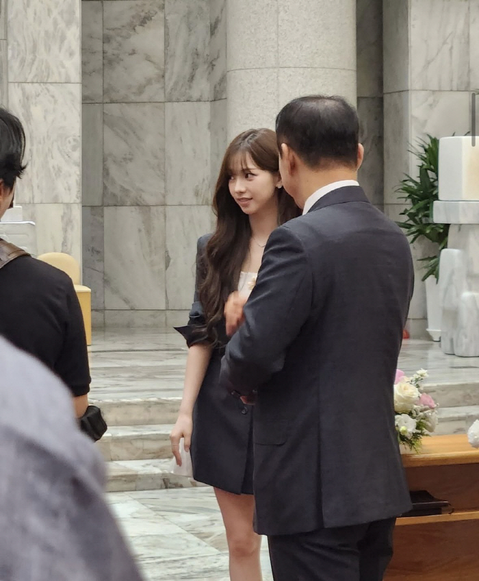 카리나, '의도無' 자동 민폐하객..친언니 결혼식 참석에 '웅성웅성'
