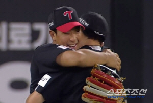 '타격 원툴 아니네...' 비켜가면 2등. 정확한 송구로 1위 지킨 '시범경기 홈런왕' 염갈량의 대수비 교체 완벽 성공[SC 포커스]