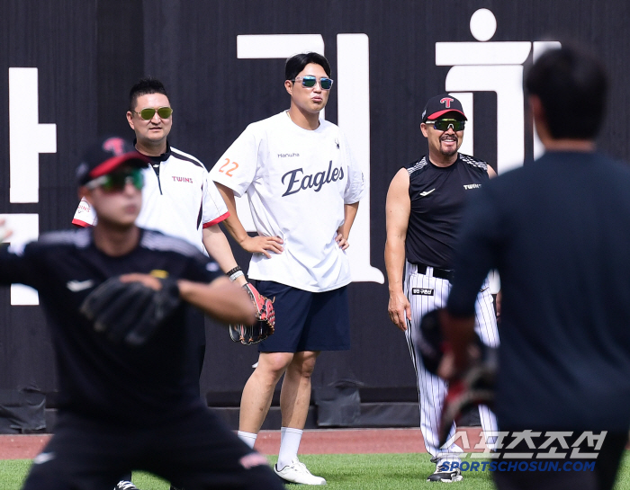 독수리 '캡틴'이 왜 거기서 나와? '웰컴 투 대전 볼파크' 친정 식구들 환영 직접 나선 대장 독수리