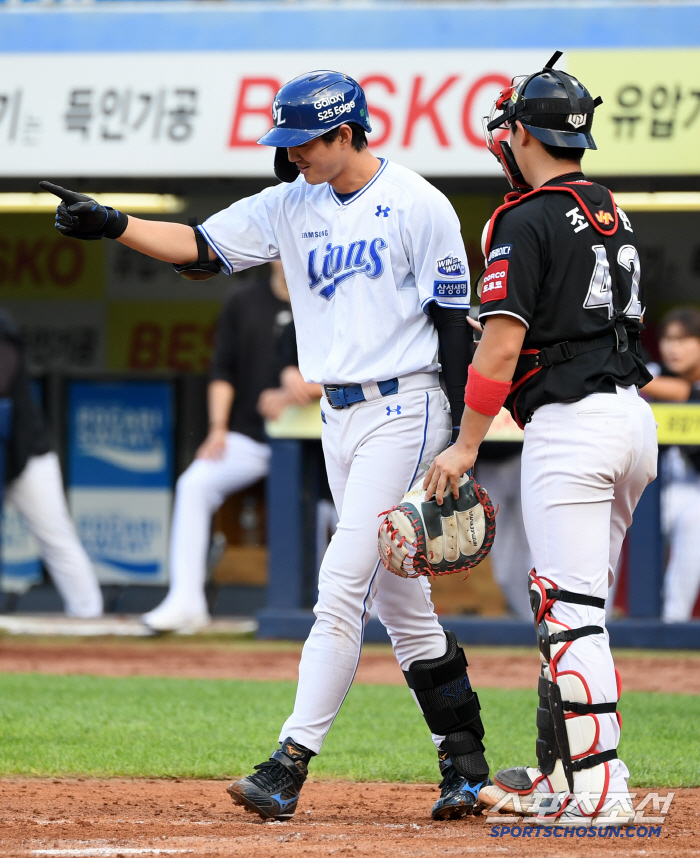 '맞을 뻔했잖아!' 깜짝 놀라 넘어진 구자욱...쿠에바스 향해 '삿대질'…