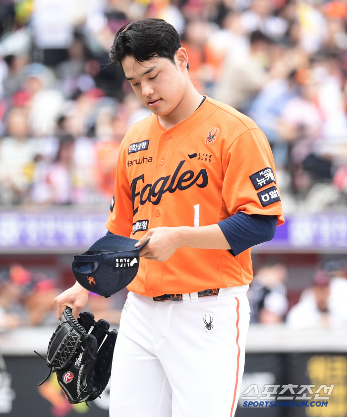 158㎞ 광속구 뿌렸지만… 21일 만에 돌아온 문동주, 3⅔이닝 4실점 …