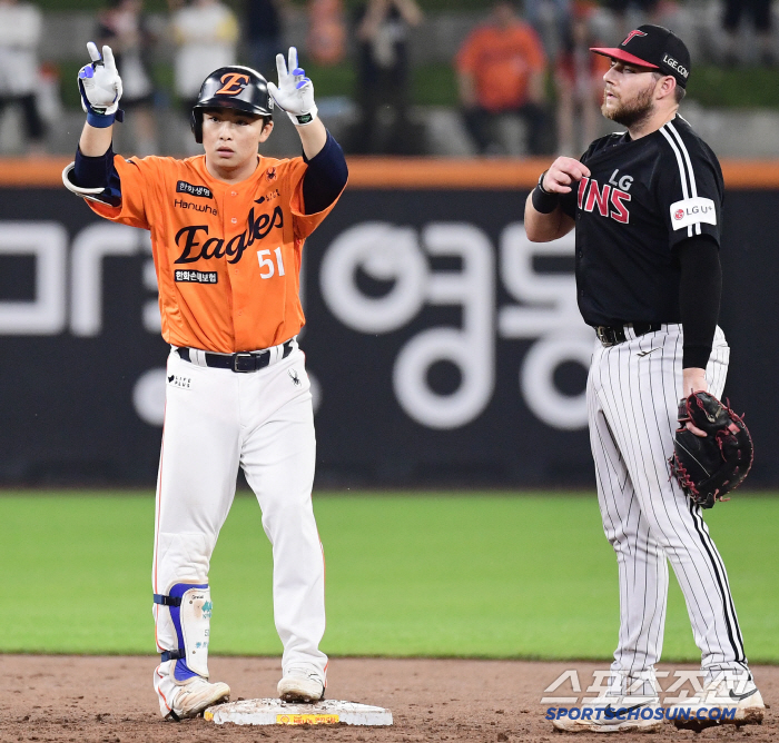 한화, 104분 우천중단 속 4연승..33일 만의 단독 1위 등극...노…