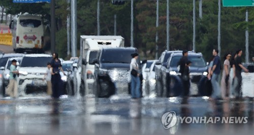 [날씨] 오후까지 전국에 비…서울 한낮 체감 31도