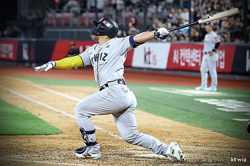 kt 안현민, 한 달 덜 뛰고 WAR 2위…신인상 경쟁 '성큼' 앞서