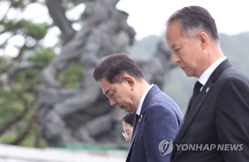 與 신임 원내대표단, 현충원 참배…김병기 "내란종식·민생회복"