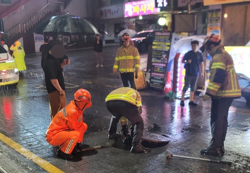 장마철 도로는 '지뢰밭'…맨홀 추락 사고에 시민 불안 고조
