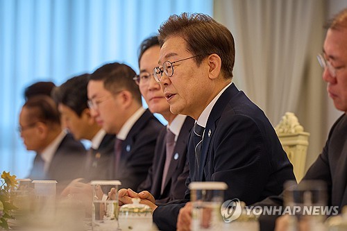 대통령실 "국정지지율, 민주주의 회복 기대 반영…겸허히 수용"