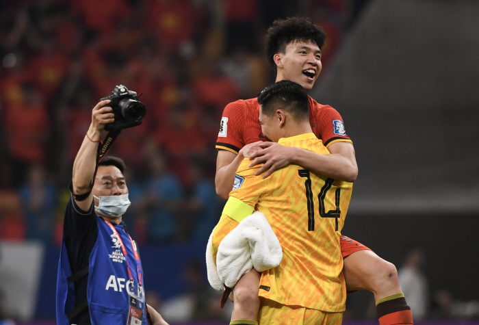 '축구도 못하면서 돈만 밝힌다!'...WC 6회 연속 탈락→前 중국 국가…