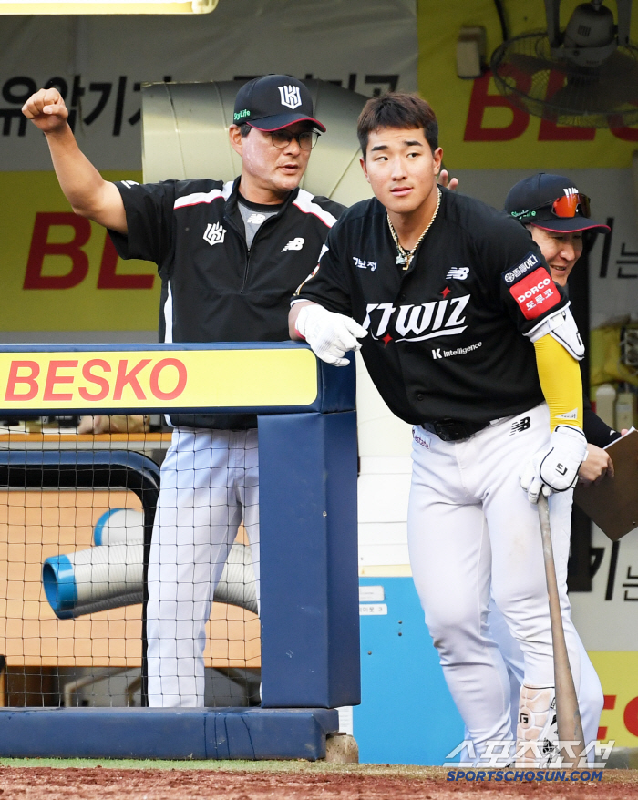 '괴력의 근육맨' 라팍도 좁았던 안현민의 비거리 130m 투런포...김상…