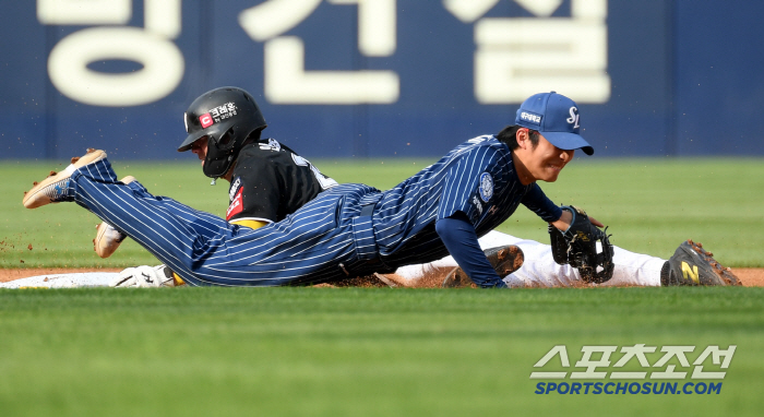 '괴력의 근육맨' 라팍도 좁았던 안현민의 비거리 130m 투런포...김상…