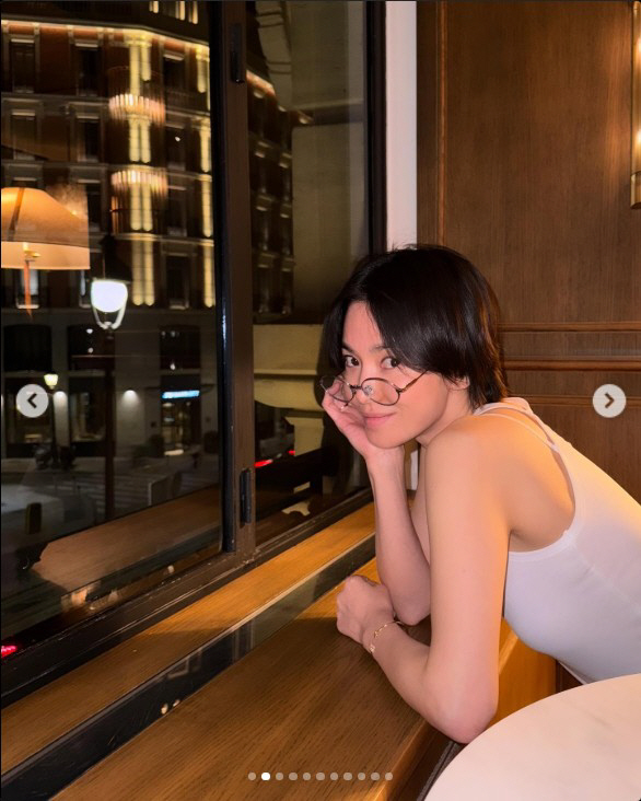 송혜교, 파격 단발에 지적인 안경…"이목구비가 다 했다"