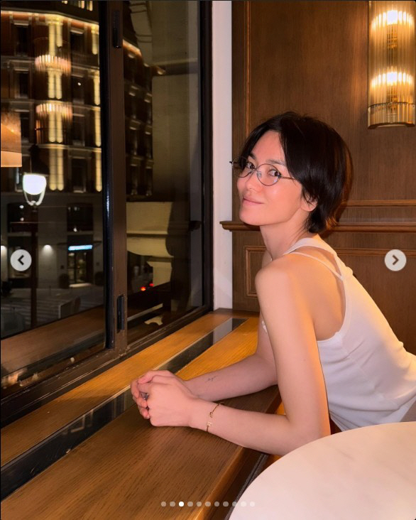 송혜교, 파격 단발에 지적인 안경…"이목구비가 다 했다"