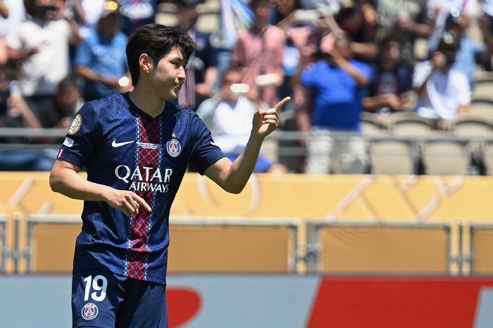 'PSG 합류 첫 PK 득점' 이강인 또 韓 새 역사…'새단장' 클럽 월…