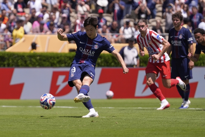 'PSG 합류 첫 PK 득점' 이강인 또 韓 새 역사…'새단장' 클럽 월…