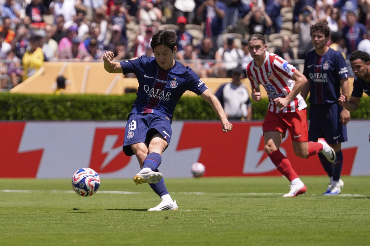 'PSG 합류 첫 PK 득점' 이강인 또 韓 새 역사…'새단장' 클럽 월…
