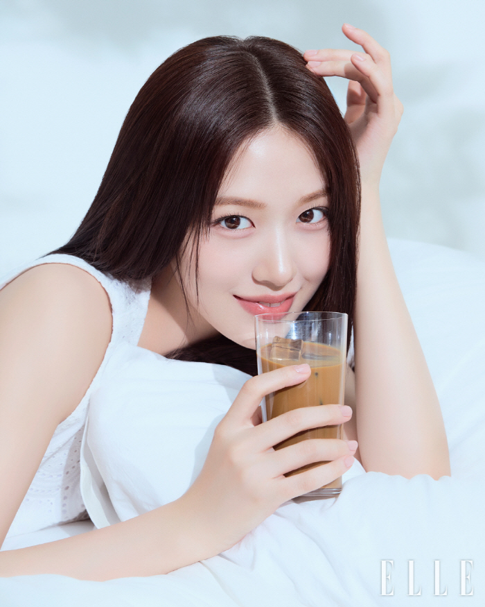 "안유진 말고 유진이와 커피 한 잔 하실래요?"…청량美 넘치는 미모 자랑