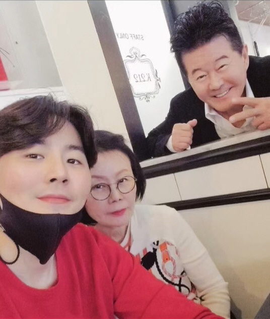 태진아, '치매투병' ♥옥경이·아들 이루와 가족 사진 