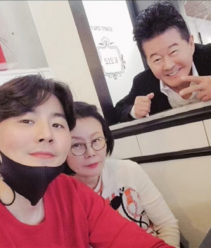 태진아, '치매투병' ♥옥경이·아들 이루와 가족 사진 