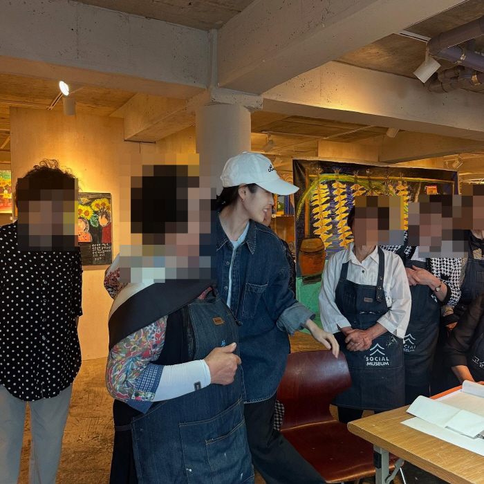'폭싹' 애순이, 약속 지켰다…아이유, 제주 할망 전시회 직접 '깜짝' 방문
