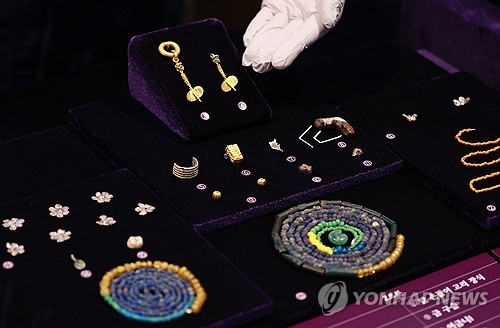 1㎜ 크기까지 백제 무덤의 흙 씻고, 거르고…"될 때까지 했죠"